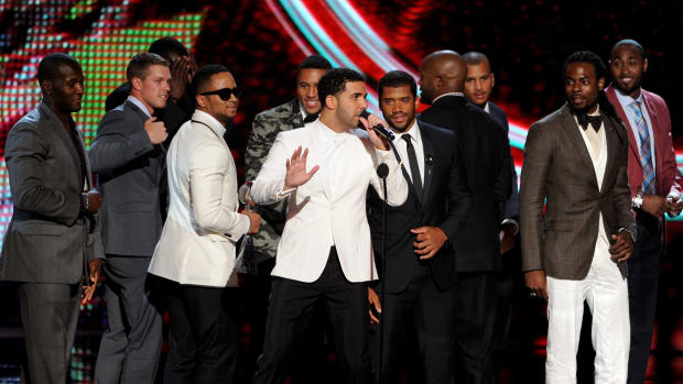 Drake and football players at the ESPYS